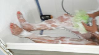 Riprendo mia moglie mentre fa la doccia