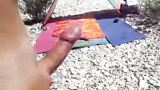 Seghetta sulla spiaggia per nudisti