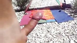 Seghetta sulla spiaggia per nudisti