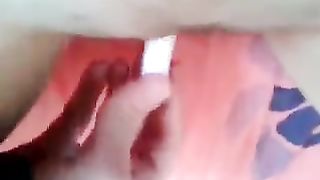 Mi masturbo col pennarello e la mia figa sborra