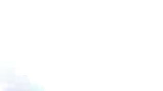 Napoletana spompina il fidanzato davanti agli amici