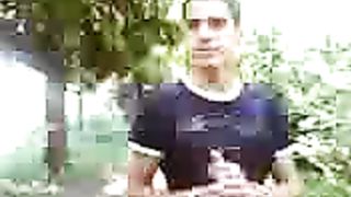 Napoletana spompina il fidanzato davanti agli amici