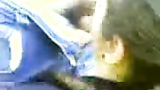 Napoletana spompina il fidanzato davanti agli amici