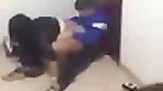 Ripresi di nascosto mentre scopano in classe