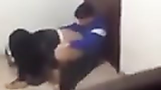 Ripresi di nascosto mentre scopano in classe