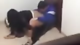 Ripresi di nascosto mentre scopano in classe