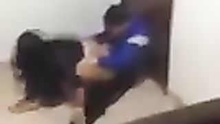 Ripresi di nascosto mentre scopano in classe