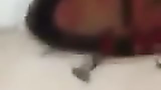 Ripresi di nascosto mentre scopano in classe