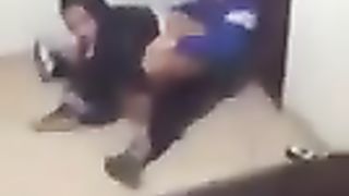 Ripresi di nascosto mentre scopano in classe