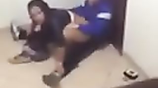 Ripresi di nascosto mentre scopano in classe