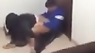 Ripresi di nascosto mentre scopano in classe