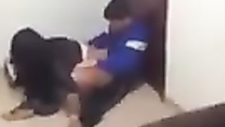 Ripresi di nascosto mentre scopano in classe