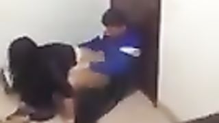 Ripresi di nascosto mentre scopano in classe