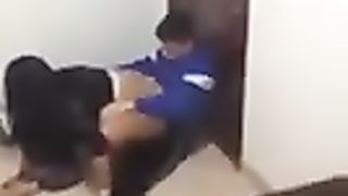 Ripresi di nascosto mentre scopano in classe