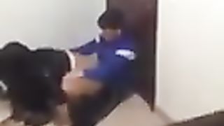 Ripresi di nascosto mentre scopano in classe