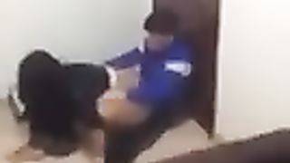 Ripresi di nascosto mentre scopano in classe