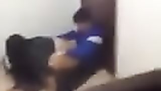 Ripresi di nascosto mentre scopano in classe