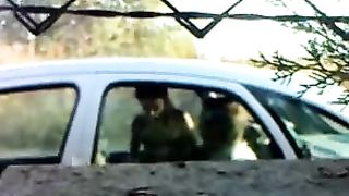 Beccato mentre se lo fa succhiare da una prostituta