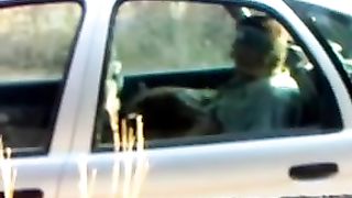 Beccato mentre se lo fa succhiare da una prostituta