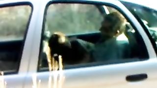 Beccato mentre se lo fa succhiare da una prostituta