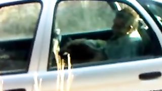 Beccato mentre se lo fa succhiare da una prostituta