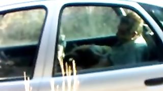 Beccato mentre se lo fa succhiare da una prostituta