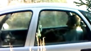 Beccato mentre se lo fa succhiare da una prostituta