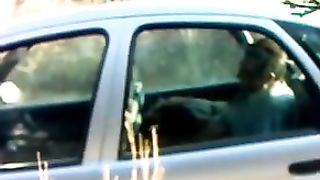 Beccato mentre se lo fa succhiare da una prostituta