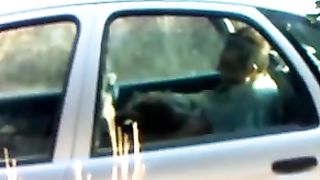 Beccato mentre se lo fa succhiare da una prostituta