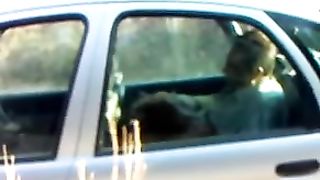 Beccato mentre se lo fa succhiare da una prostituta