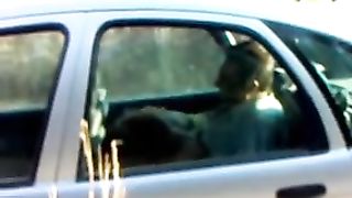 Beccato mentre se lo fa succhiare da una prostituta