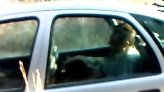 Beccato mentre se lo fa succhiare da una prostituta