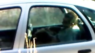 Beccato mentre se lo fa succhiare da una prostituta