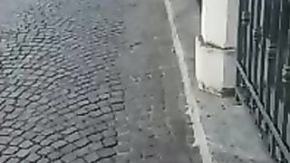 Ragazza cammina nuda in centro a Bologna