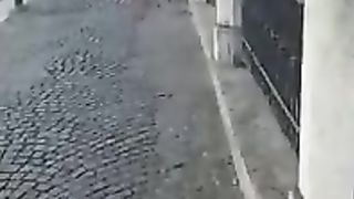 Ragazza cammina nuda in centro a Bologna