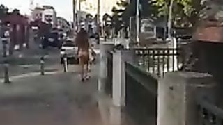 Ragazza cammina nuda in centro a Bologna