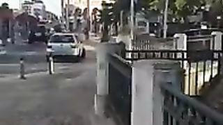 Ragazza cammina nuda in centro a Bologna