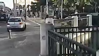 Ragazza cammina nuda in centro a Bologna