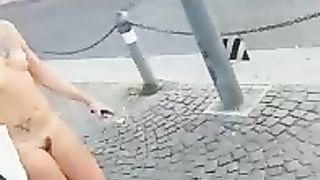 Ragazza cammina nuda in centro a Bologna