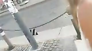 Ragazza cammina nuda in centro a Bologna