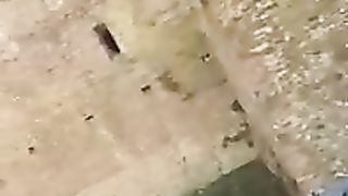 Ragazza cammina nuda in centro a Bologna