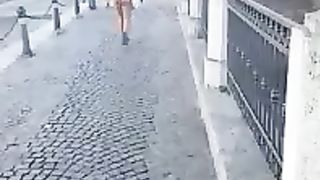 Ragazza cammina nuda in centro a Bologna