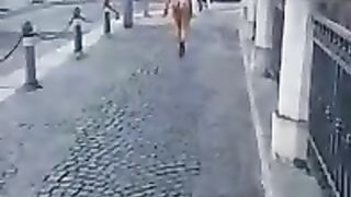 Ragazza cammina nuda in centro a Bologna