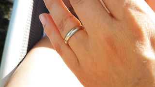 Mia moglie si depila la fica all'aperto