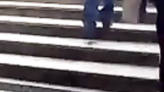 Milfona bionda che sale le scale