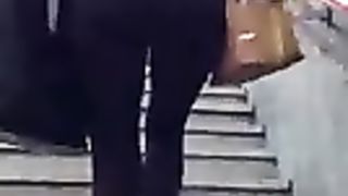 Milfona bionda che sale le scale