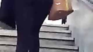 Milfona bionda che sale le scale