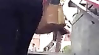 Milfona bionda che sale le scale