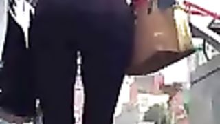 Anteprima del video: Milfona bionda che sale le scale