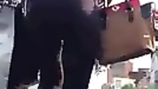 Milfona bionda che sale le scale